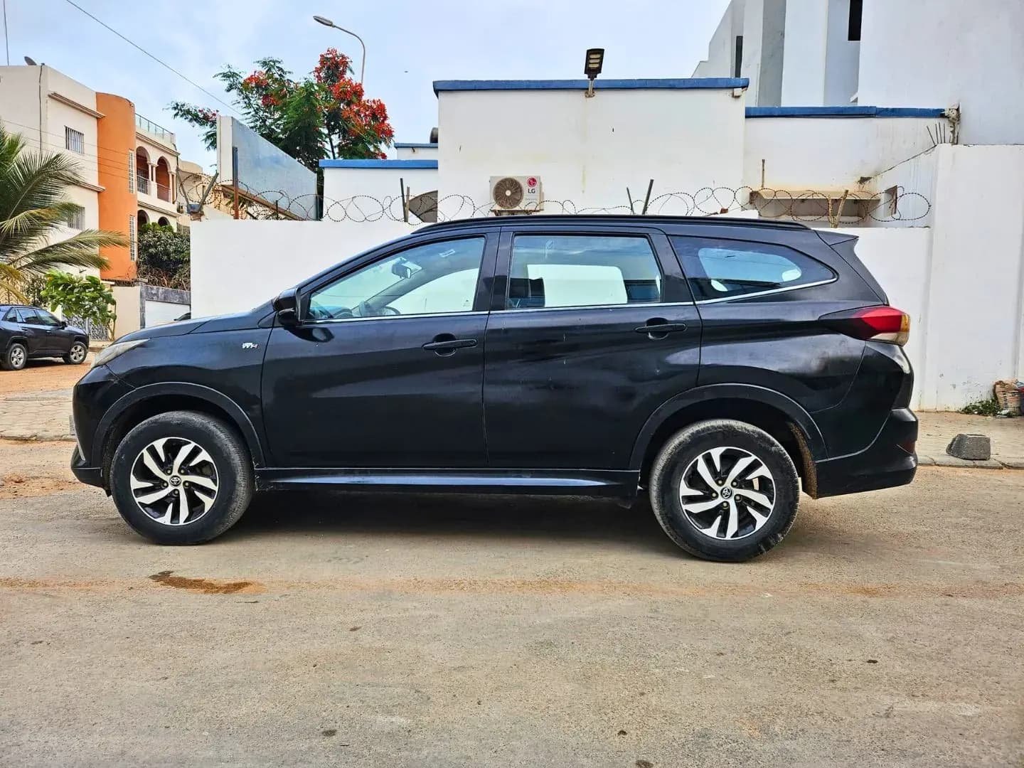 Toyota Rush — chauffeur en service